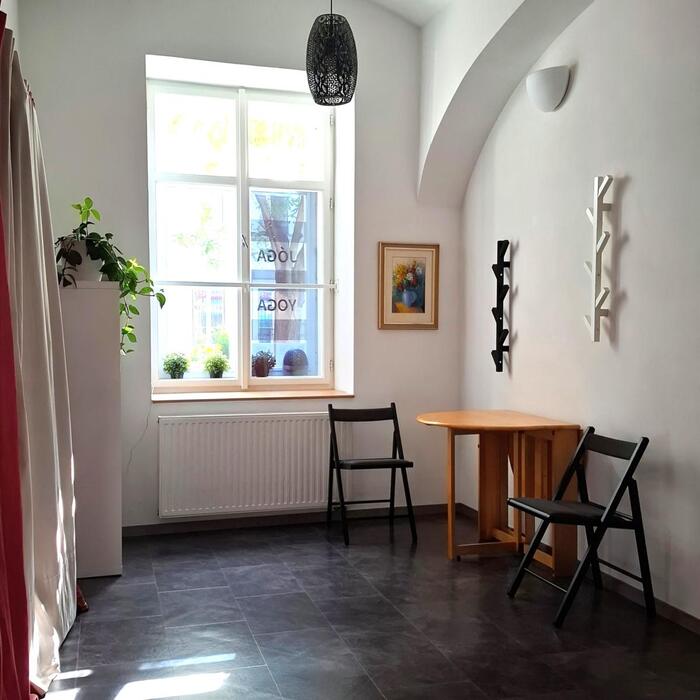 Small hall table & chairs